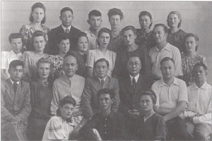 Б. Аспандияров среди коллег и слушателей курсов по логике и психологии. г.  Алма-Ата, 1956 г.