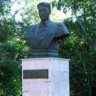Бюст Героя Советского Союза Малика Габдуллина во дворе его музея