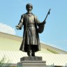 В Талдыкоргане установлен памятник Суюнбаю Аронулы.