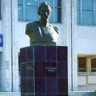 Бюст Ш. Уалиханову у входа в университет