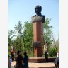 Этот Памятник поставлен космонавту-актюбинцу В. И. Пацаеву